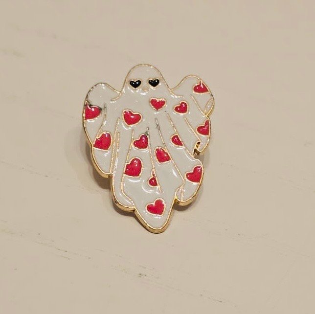 PIN FANTASMITA CON CORAZONES