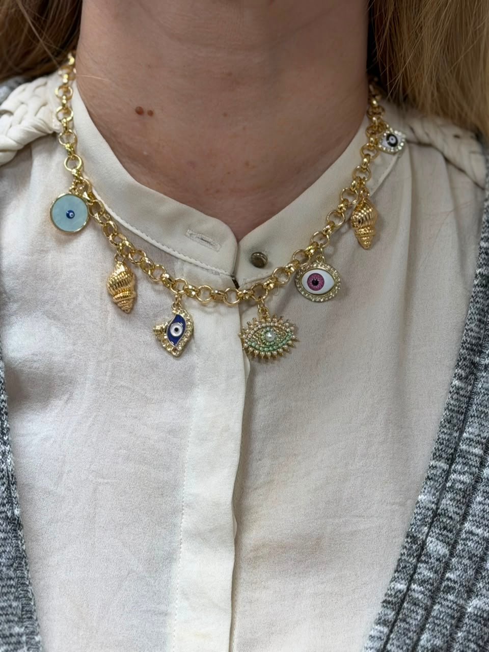 COLLAR DORADO CON DIJES
